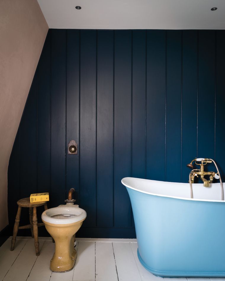 deco-style-beach-bathroom-under-kosine-sideiding-woodwork-dark-blue