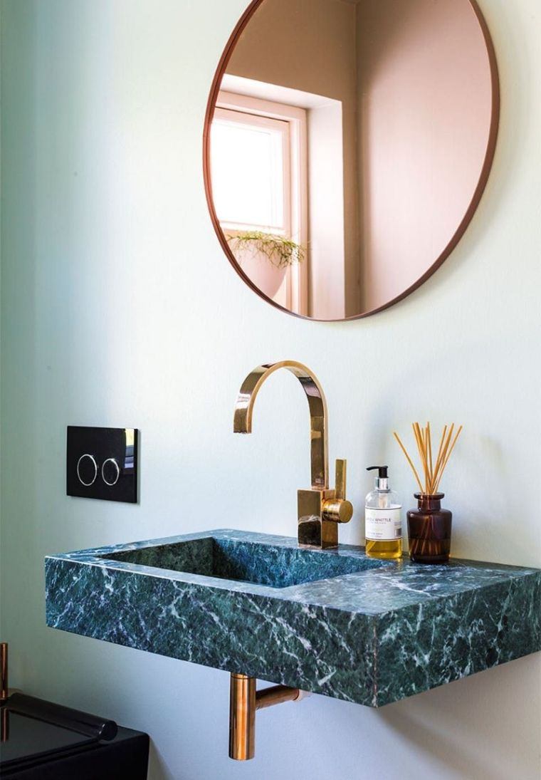 Zöld márvány fürdőszoba dekoráció arany színnel