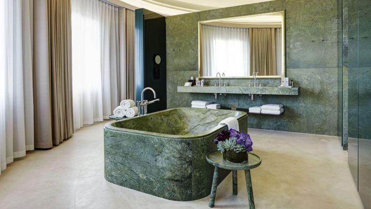 zöld márvány fürdőkád fürdőszoba deco