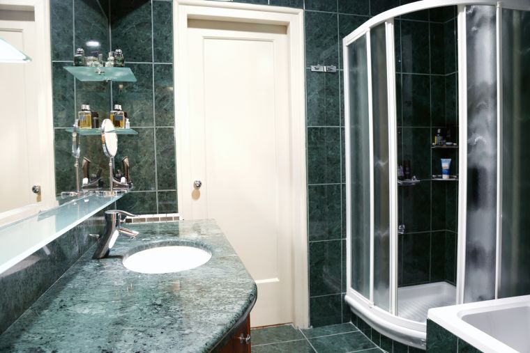 sötétzöld márvány fürdőszobai csempe