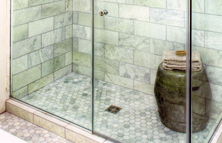 zöld márvány csempe fürdőszoba