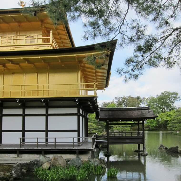 伝統的な日本の家-日本の屋根-建設-木の梁-wagoya-写真