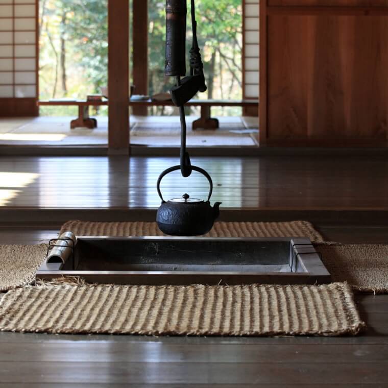 tradicinis-japoniškas namas-architektūra-apdaila-židinys-židinys-virtuvė-valgomasis-irori