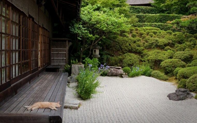 tradicinis japoniškas namas-išorė-zen-sodas-akmenukai-rytietiškas dekoravimas-idėja