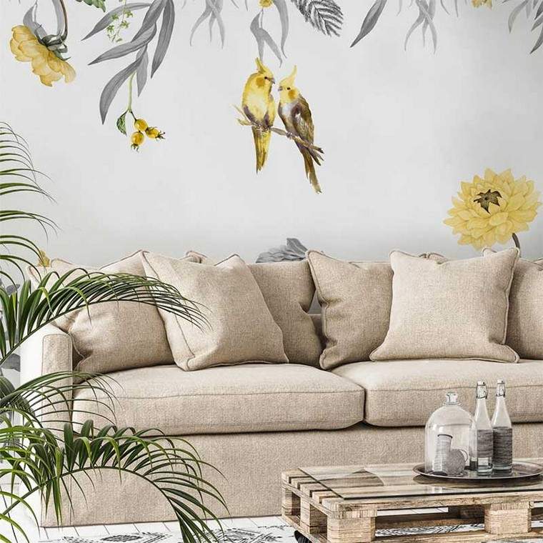 bézs kanapé modern nappaliban és virágfestmény