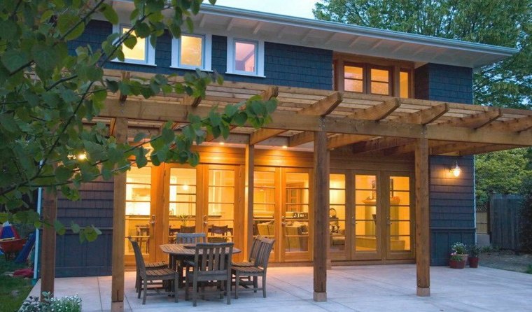 „Pergola deco“ šiuolaikinio medinio namo kiemas
