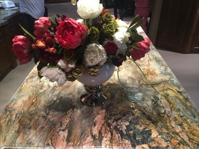 prabangus marmurinis stalas ir gėlių puokštė