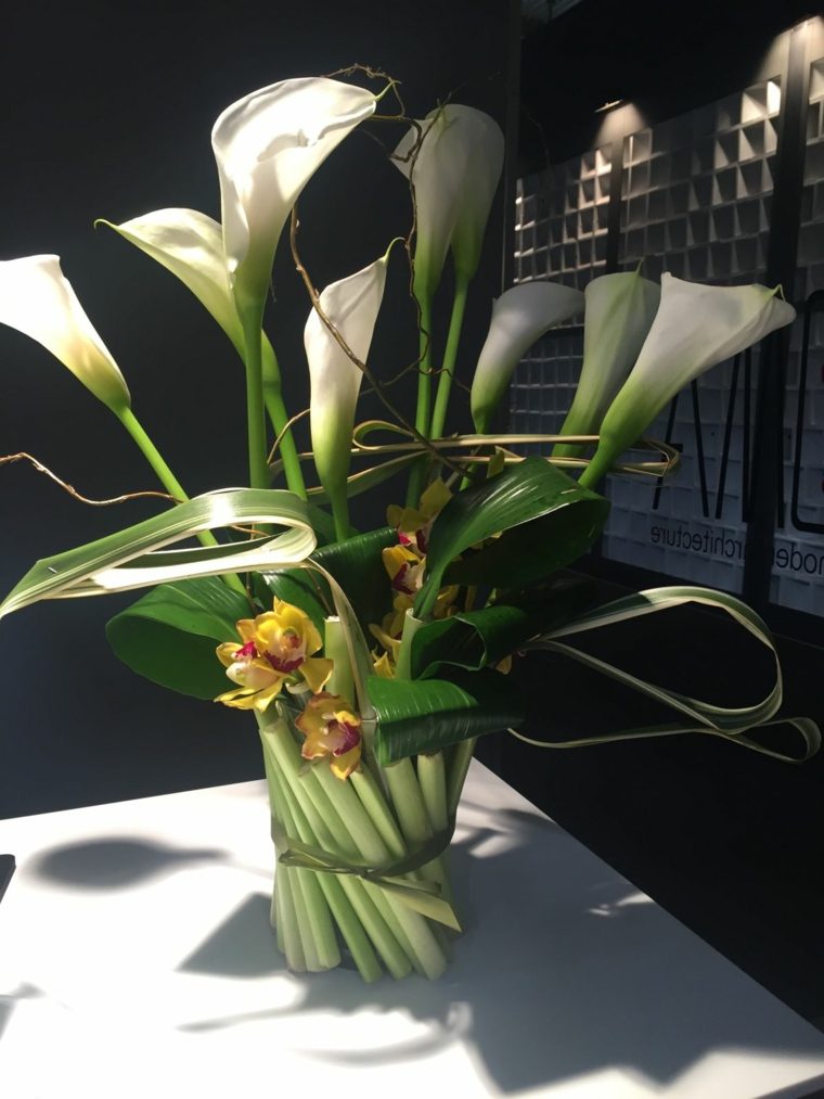 „fleur-de-lis“ vaza šiek tiek saldumo