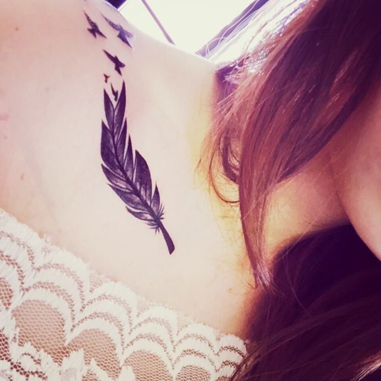 tetovaža-žena-pero-rame