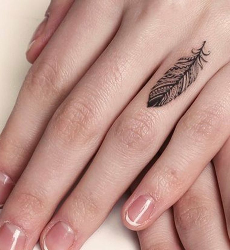 tetovaža-prst-žena-pero-mala