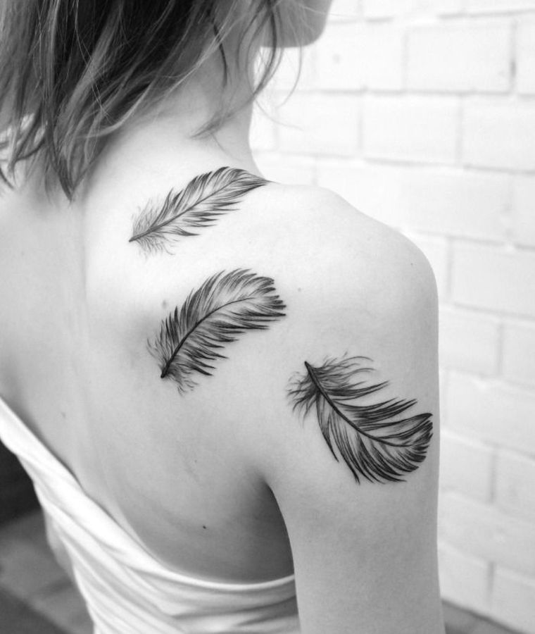 rame-tetovaža-žena-perje
