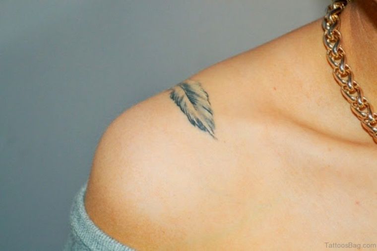 tetovaža-žena-rame-uzorak-pero