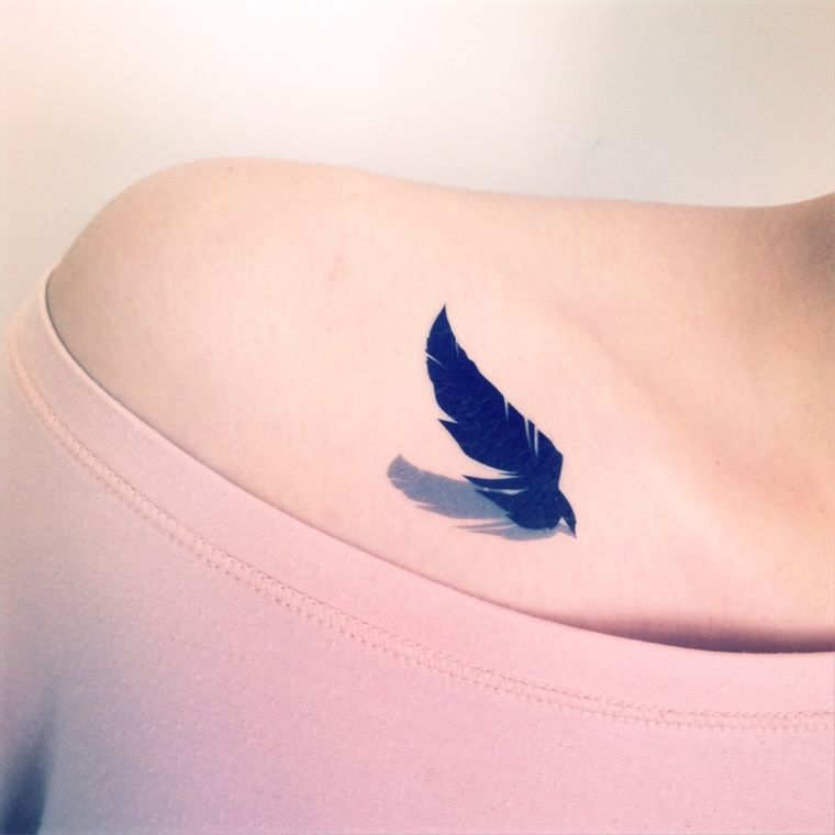 tetovaža perja na ramenu