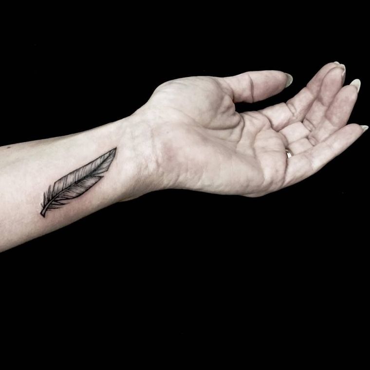 ideja-tetovaža-pero-žena-ruka-ideja
