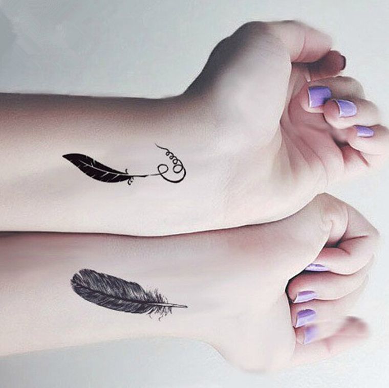 tetovaža s malim perjem za ženu