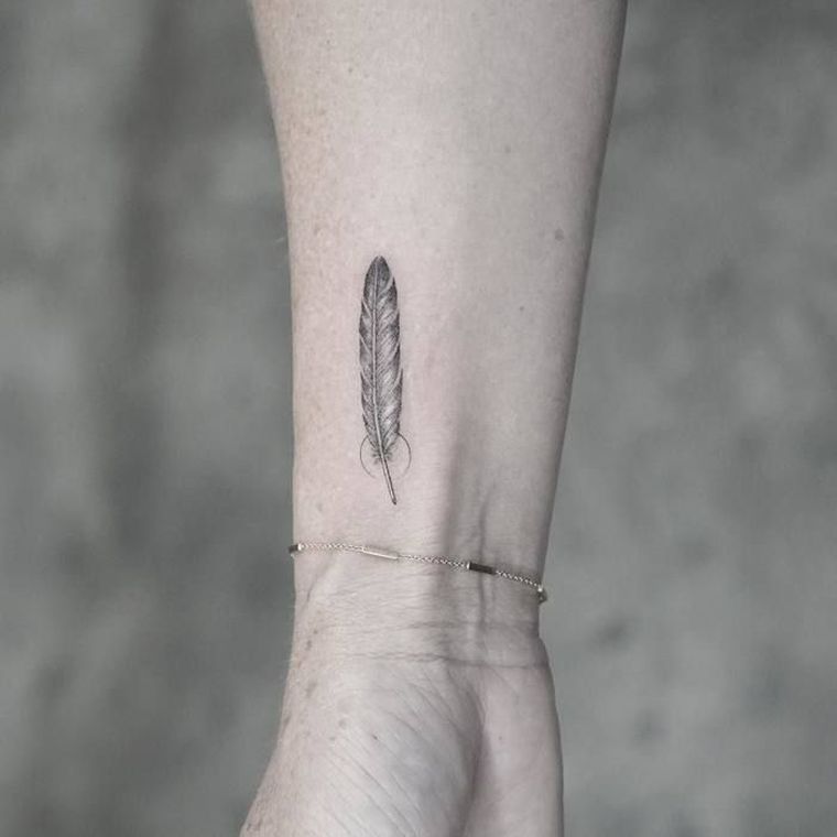 žena s malim perjem-tetovaža