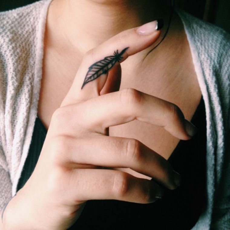 tetovaža-za-ženu-perje-prst