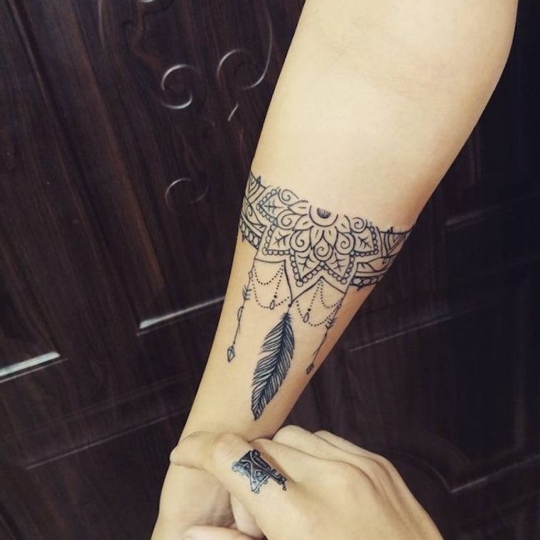 tetovaža-pero-narukvica-žena