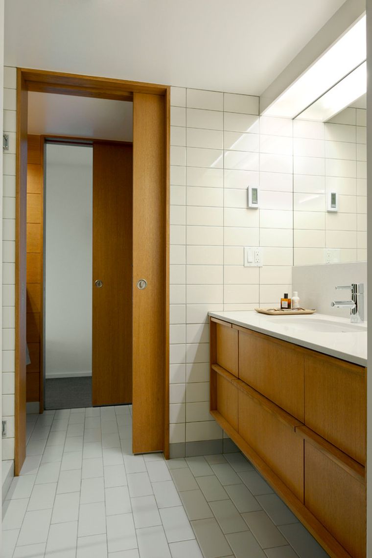klizni-drveni-okov za vrata-mala kupaonica