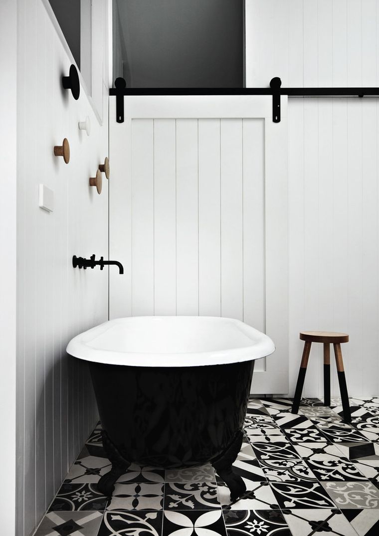 bianco-e-nero-industriale-deco-fienile-porta-bagno-scorrevole