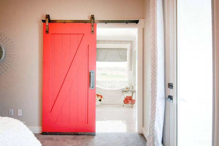 スライド式納屋塗装-赤いバスルームドア
