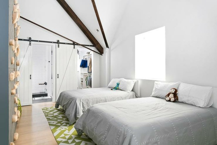 白い木の子供の寝室の装飾