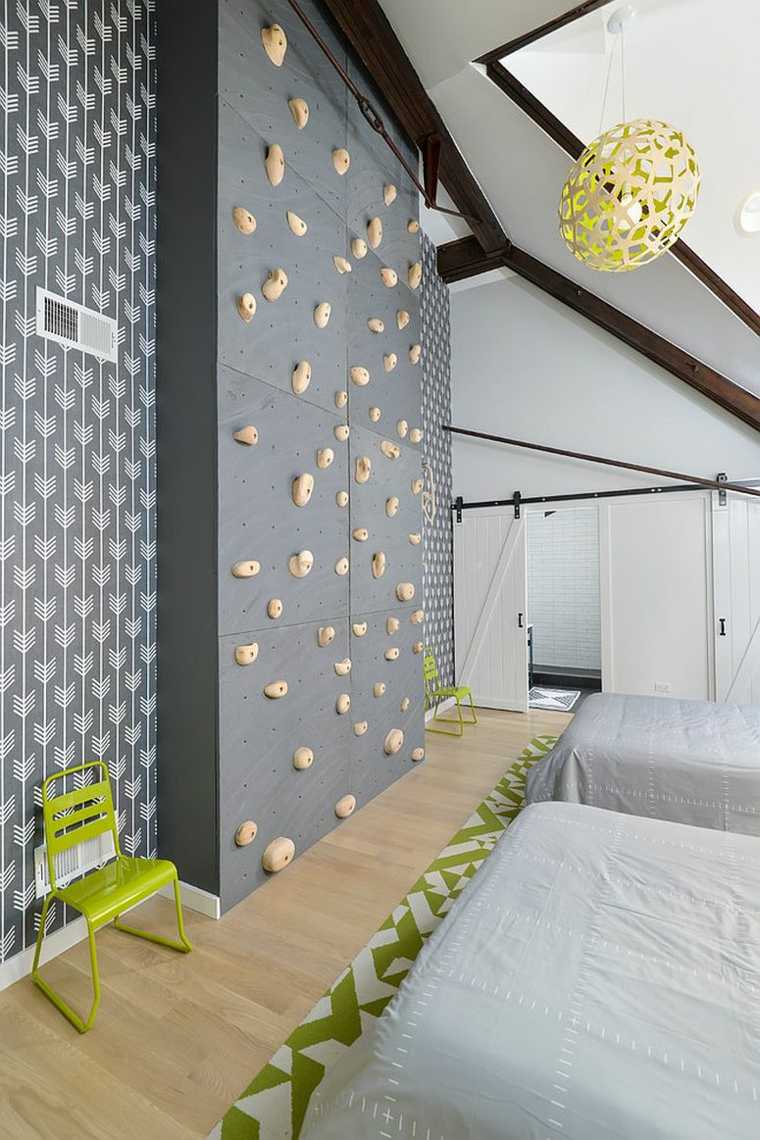 ampia camera da letto con parete da arrampicata e porte scorrevoli