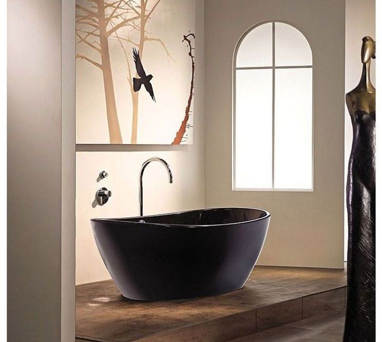 okrugla crna kada s orijentalnim dizajnom kupaonice