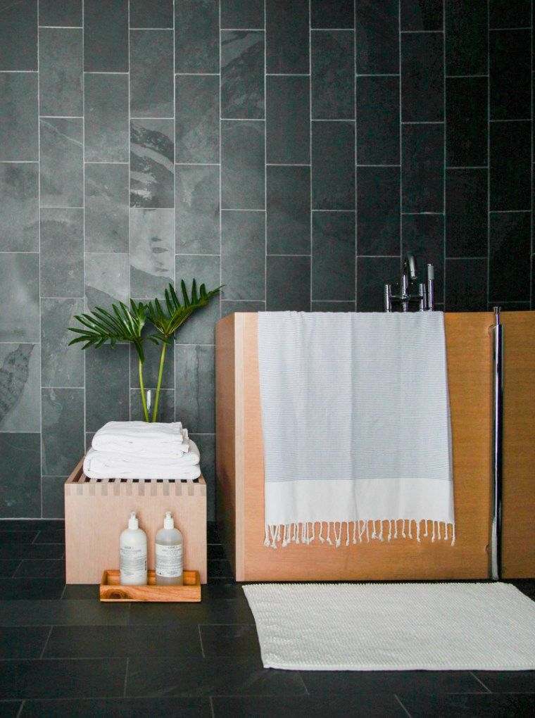 Zen kupaonski dekor crne pločice drveni namještaj