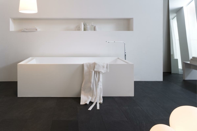 fehér minimalista stílusú fürdőszoba