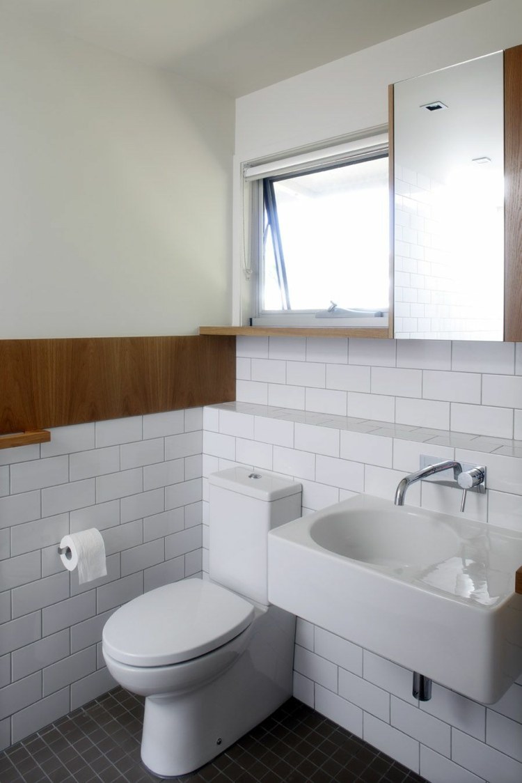 modern kis fehér fürdőszoba
