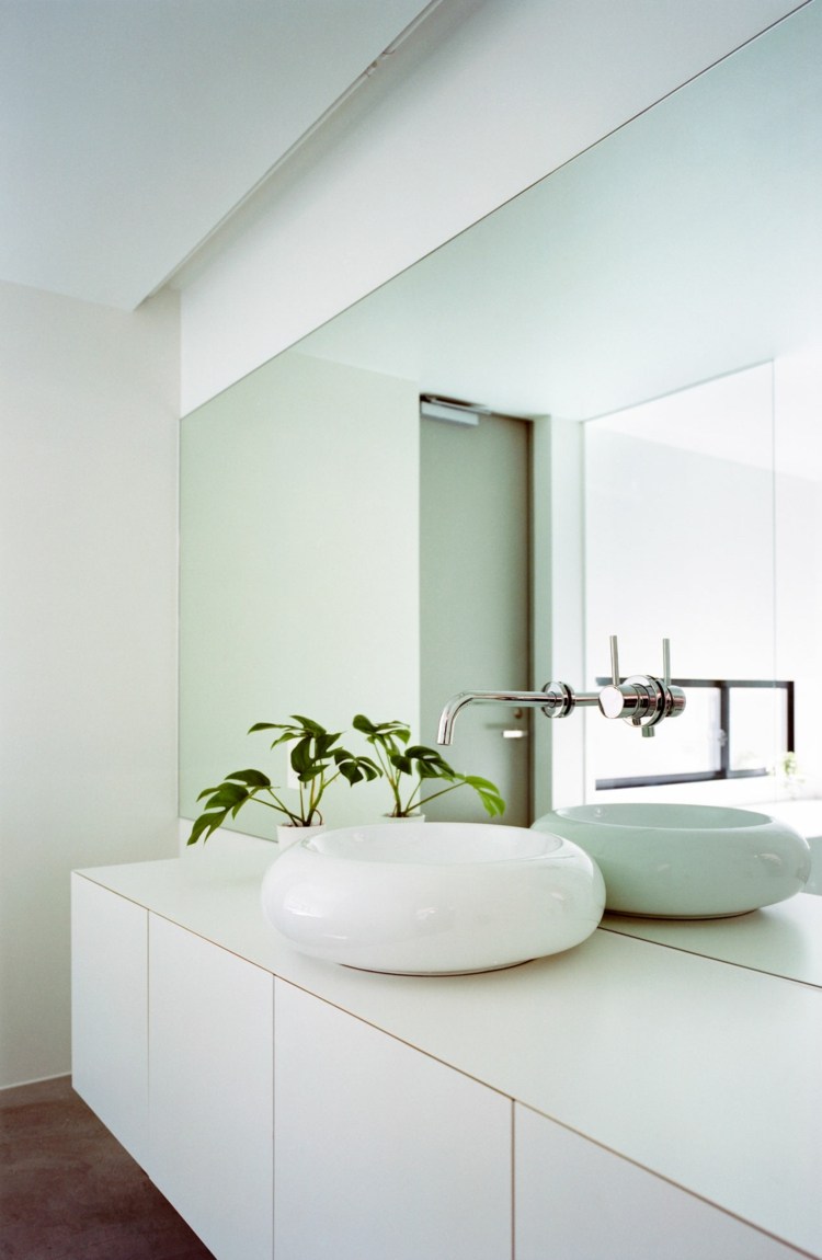 ultra modern fehér fürdőszoba