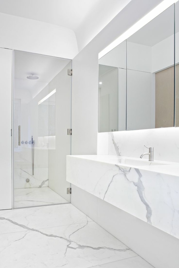 fehér márvány fürdőszoba