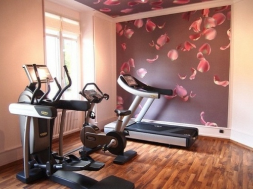 kis nőies edzőterem fal tapéta virágminták