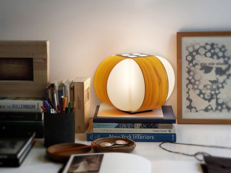 modernaus dizaino medinė lempa