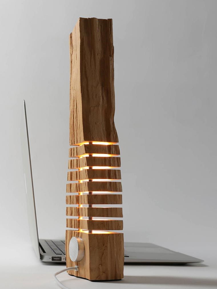lampada da scrivania in legno per angolo di lavoro