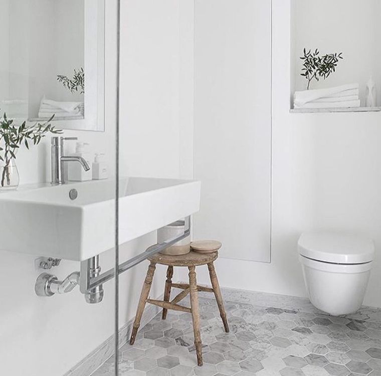 piastrelle esagonali bagno in marmo deco mobili in legno in stile scandinavo