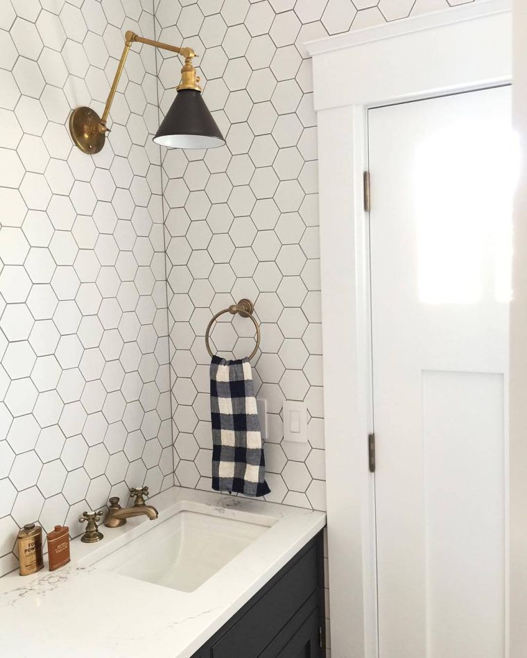 modern csempe fehér és fekete fürdőszobai csempe falburkolat