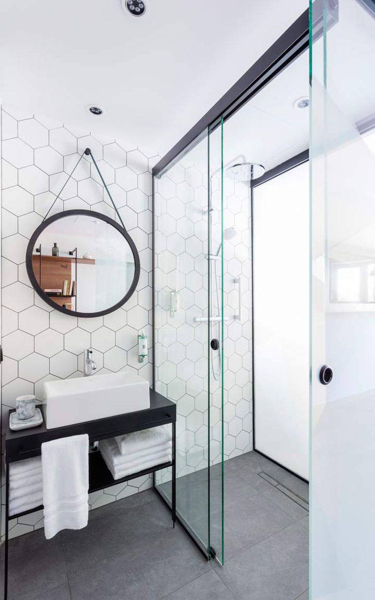 fal csempe zuhanykabin üveg kerek tükör deco kis hely
