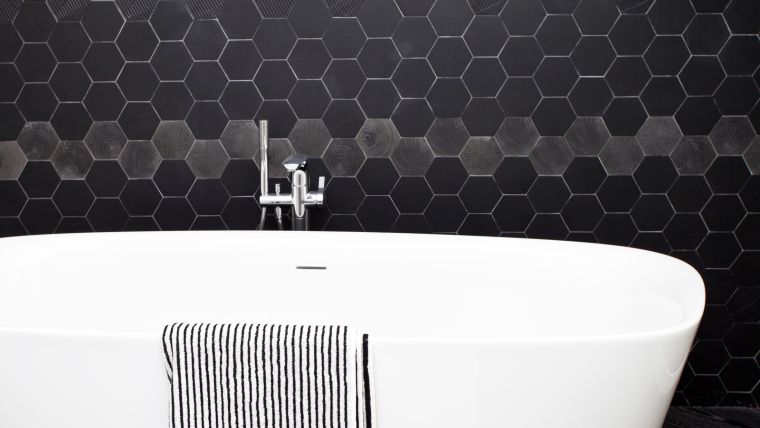 piastrelle del bagno in ardesia piccole vasche da bagno bianche
