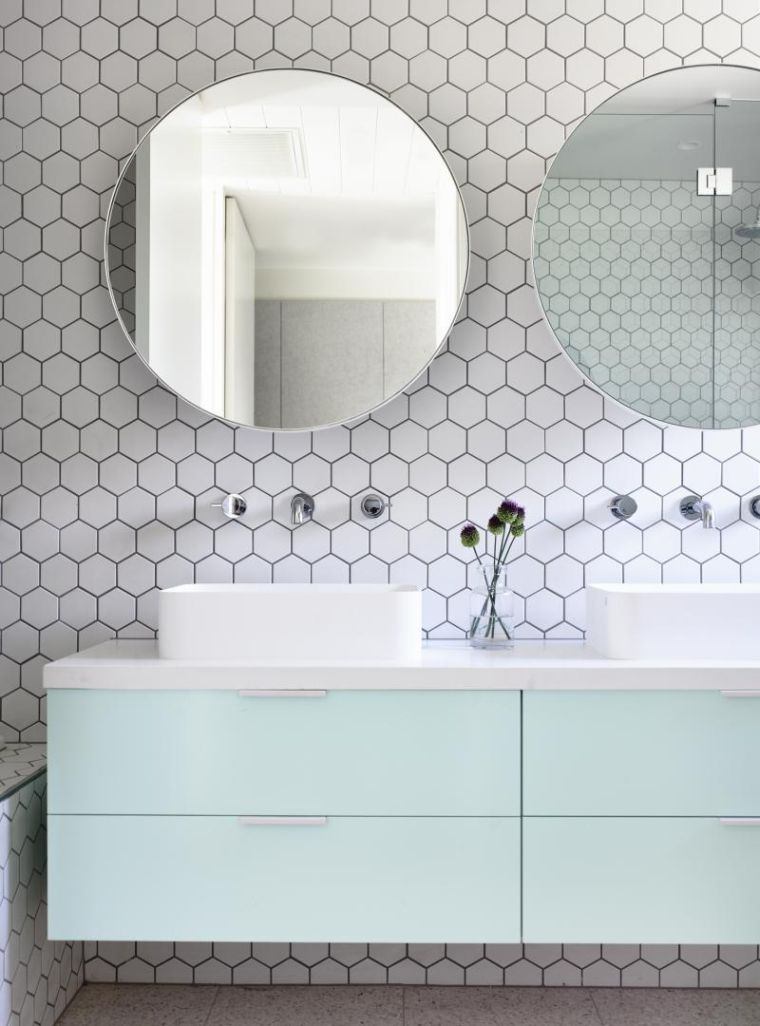 hatszögletű csempe terrakotta faldekoráció fehér függő fürdőszobai bútor