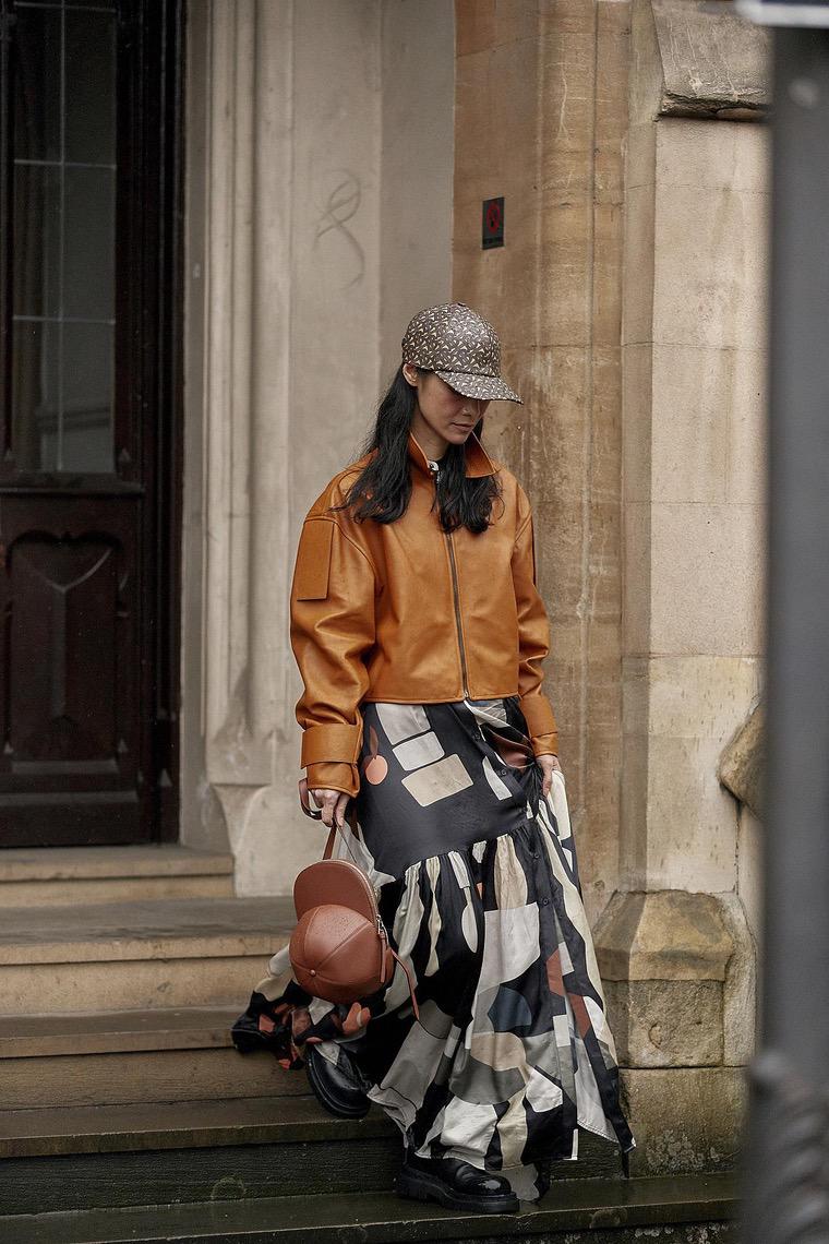 nő szoknya london street style 2020 őszi megjelenés