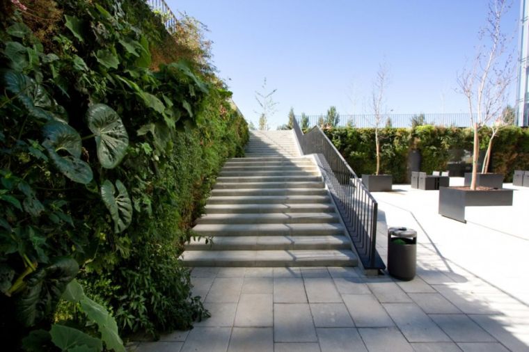 giardino-verticale-esterno-scala-terrazza-design-moderno-spazio-pubblico-michael-hellgren