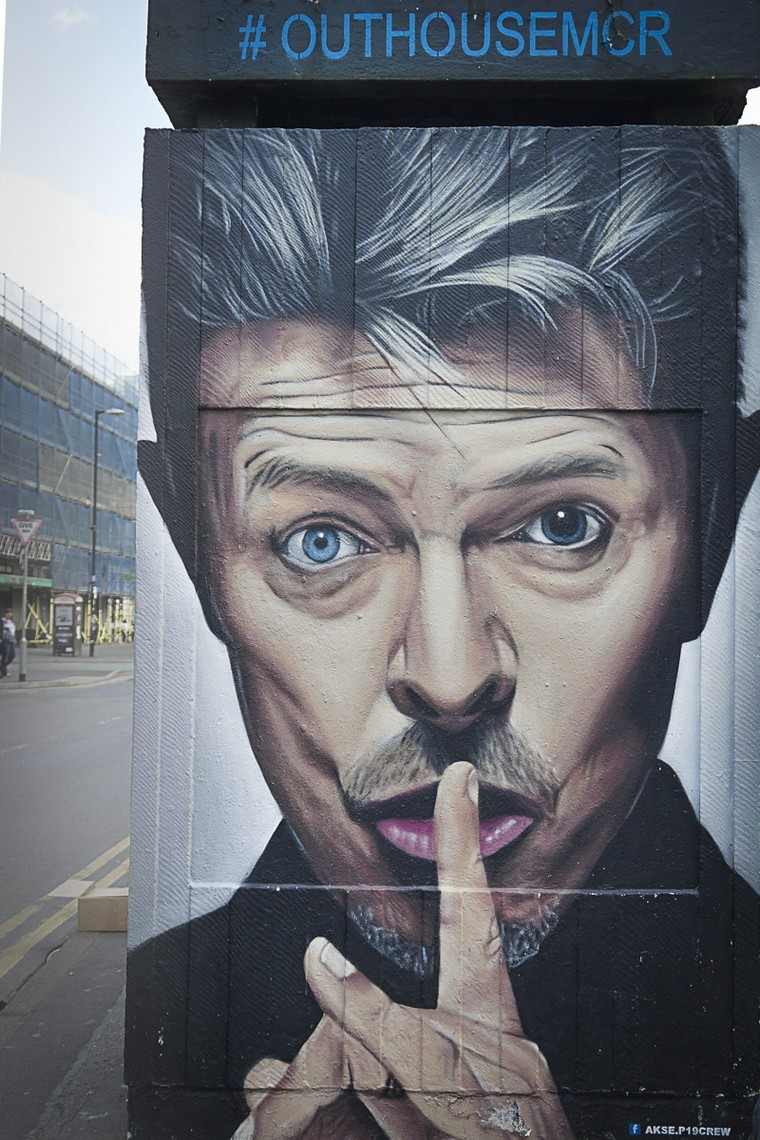 l'artista di strada dei graffiti akse david bowie