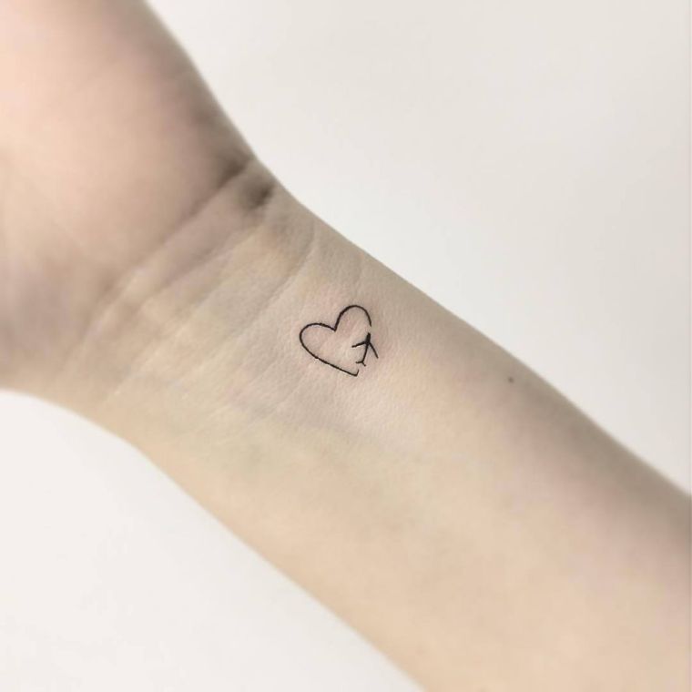 diskretiška širdies tatuiruotė moterims