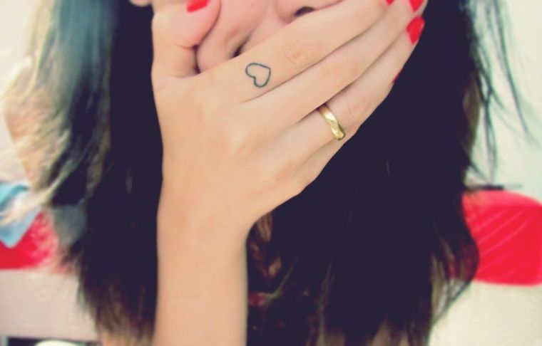 tatuaggio dito cuore