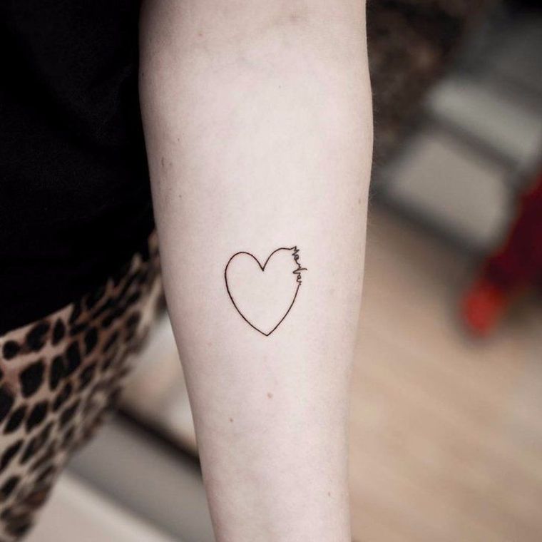 tatuaggi-per-donna-minimalista-braccio-cuore