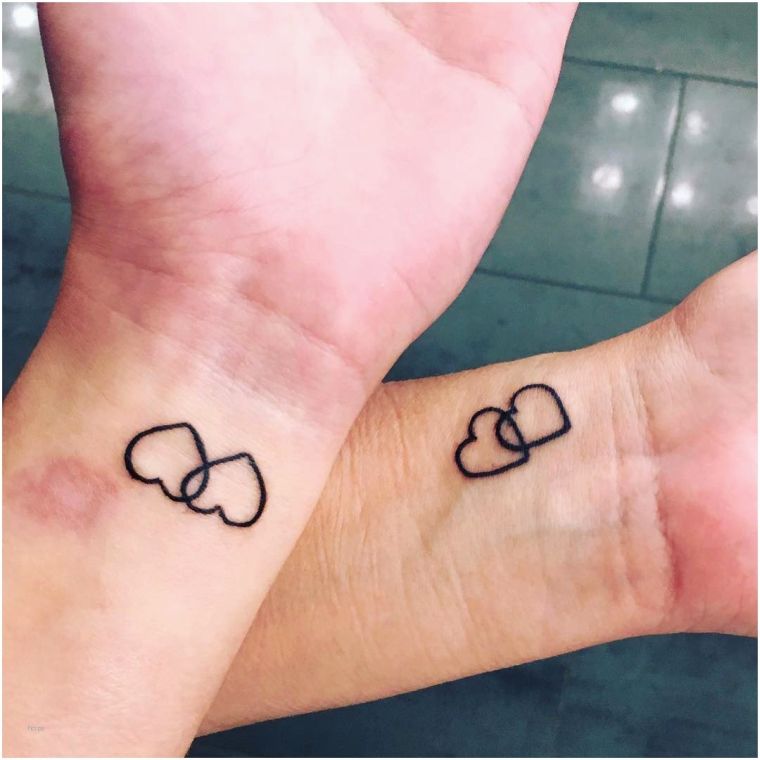 tatuaggio-coppia-cuore-braccio-idea-tatto-minimalista