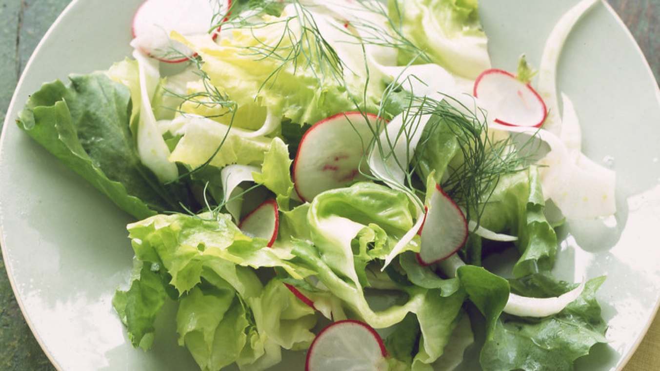 zöldséges-kerti-saláta-retekkel