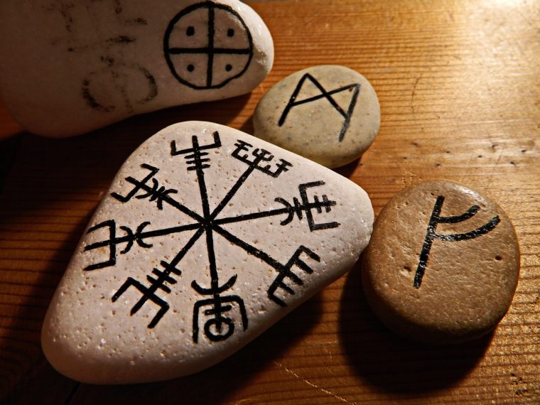 バイキングのシンボルと石